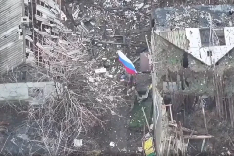 Воины-гвардейцы установили российский триколор на одном из зданий Новооленовки. Фото: стоп-кадр видео МО РФ