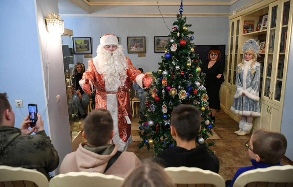 Новогодний праздник для детей из ЛНР прошел в Доме поэзии.