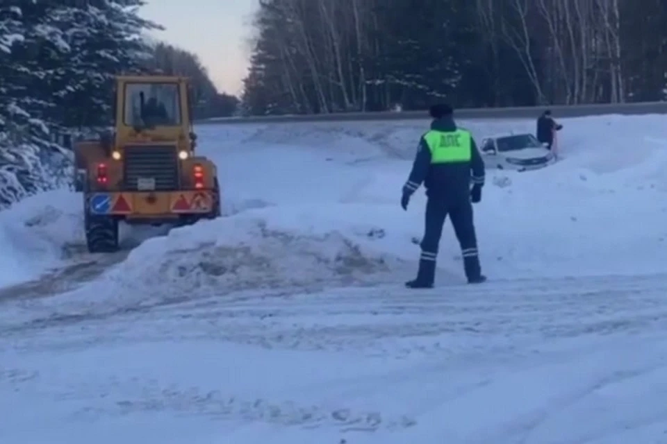 В Красноярском крае легковой автомобиль вызволили из снега. Фото: стоп-кадр видео