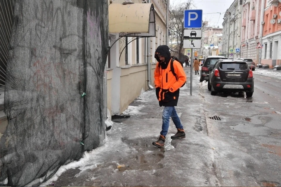 Водителей Москвы предупредили о скользких дорогах