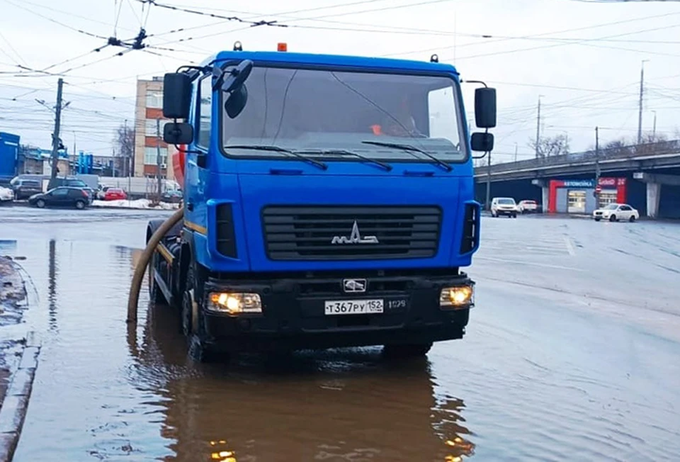 На улицах Нижнего Новгорода начали откачивать воду после аномального потепления.