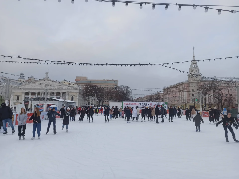 Бесплатный каток теперь работает на Адмиралтейской площади.