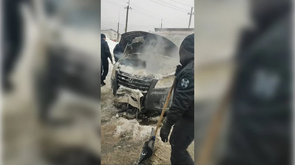 С помощью подручных средств росгвардейцы помогли водителю загоревшегося автомобиля справиться с ЧП