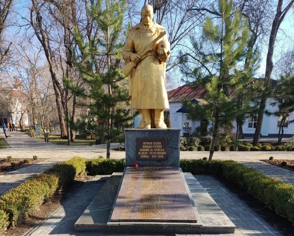 Территорию около памятника привели в порядок. Фото - тг-канал администрации Токмакского округа