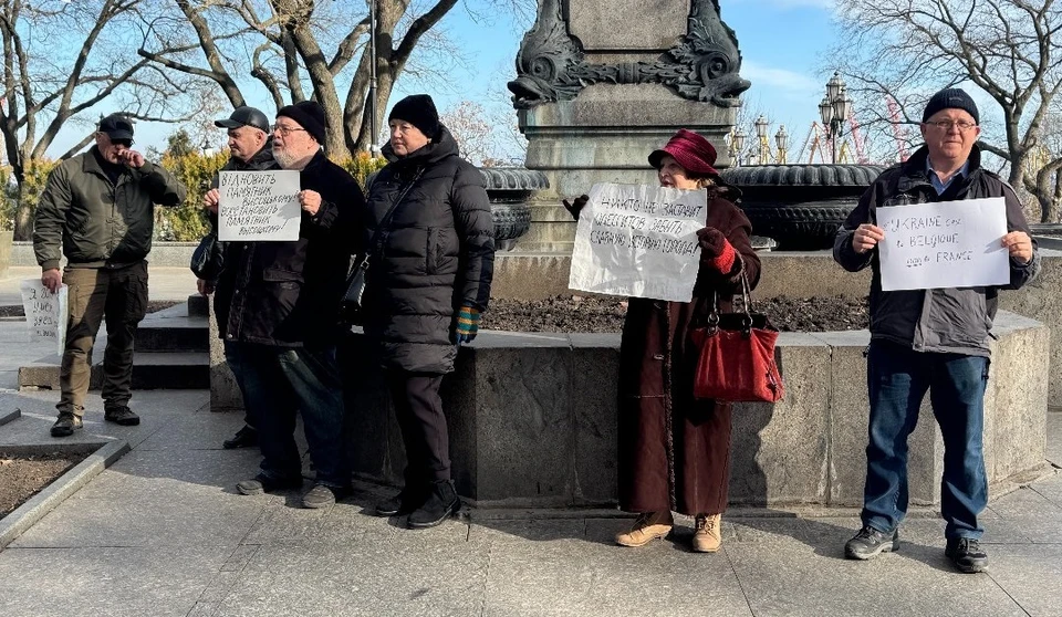 В Одессе жители вышли на митинг после сноса памятника Высоцкому Фото: Соцсети