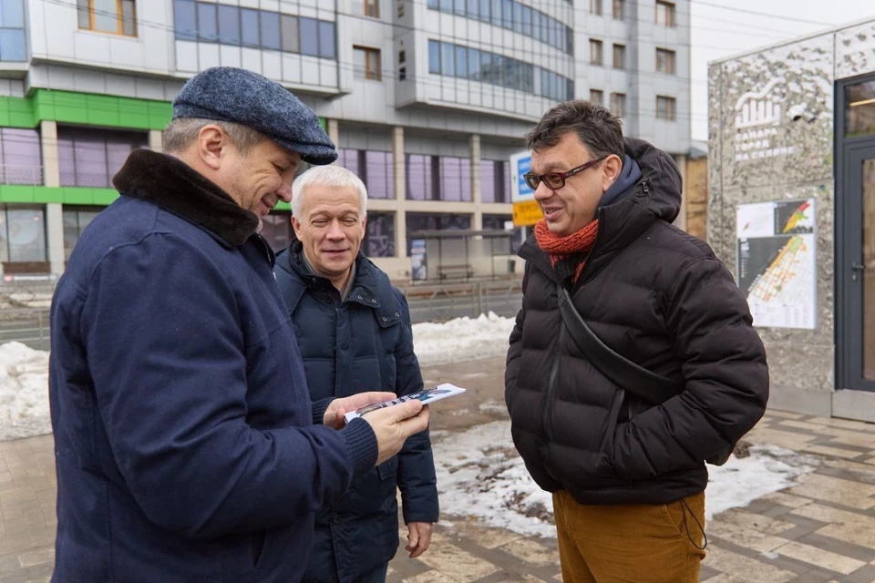 В субботу Глава города получил в подарок от Дмитрия Храмова книгу со сказками про маленьких летунов. Фото: тг-канал Ивана Носкова