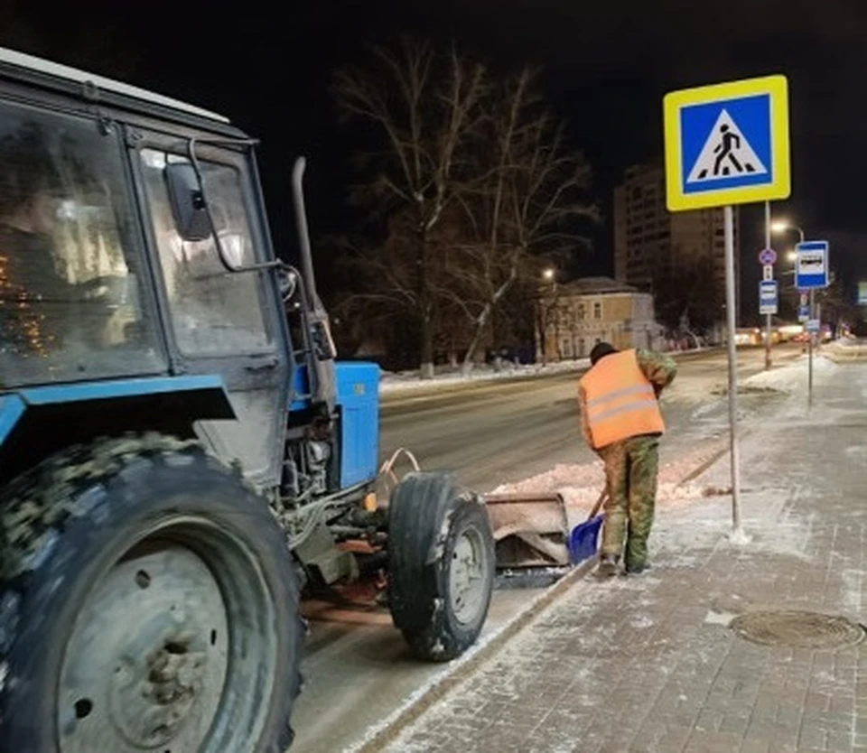 В Ульяновске устраняют последствия дневного снегопада. Фото администрация Ульяновска