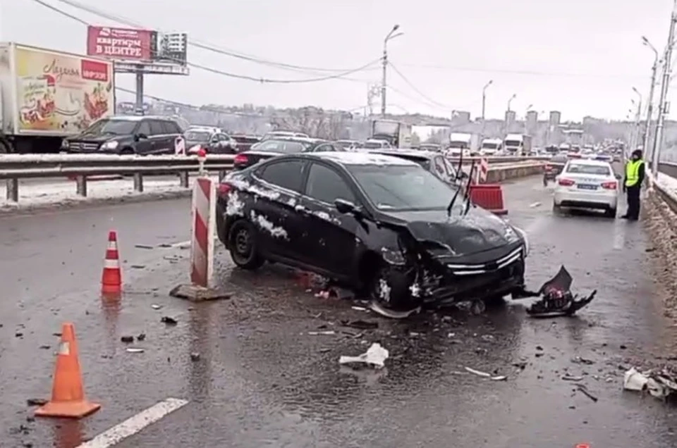 Одна из машин перегородила сразу две полосы.