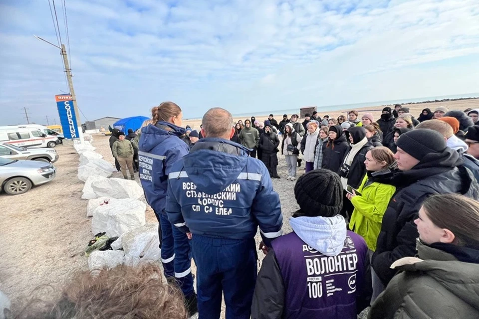 Молодежь из ДНР отправилась в Бердянск для ликвидации мазута на побережье. Фото: ТГ/Макаров