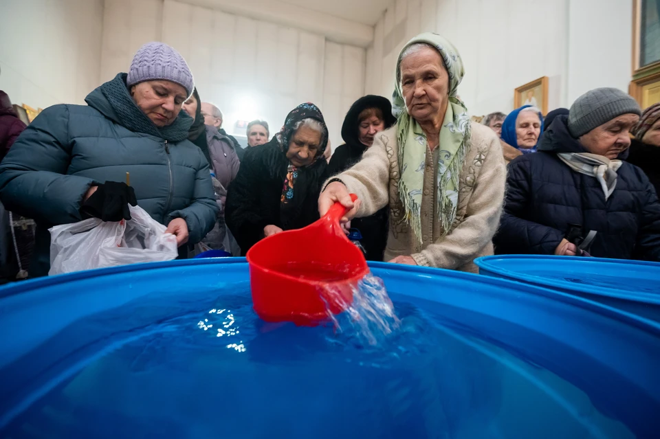 Освященная вода, которую можно набрать и в церкви, и дома из крана, обладает теми же свойствами, что и из проруби