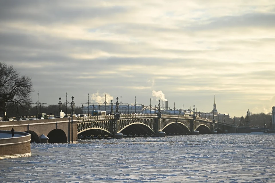 Западный ветер поднял уровень воды в Неве.