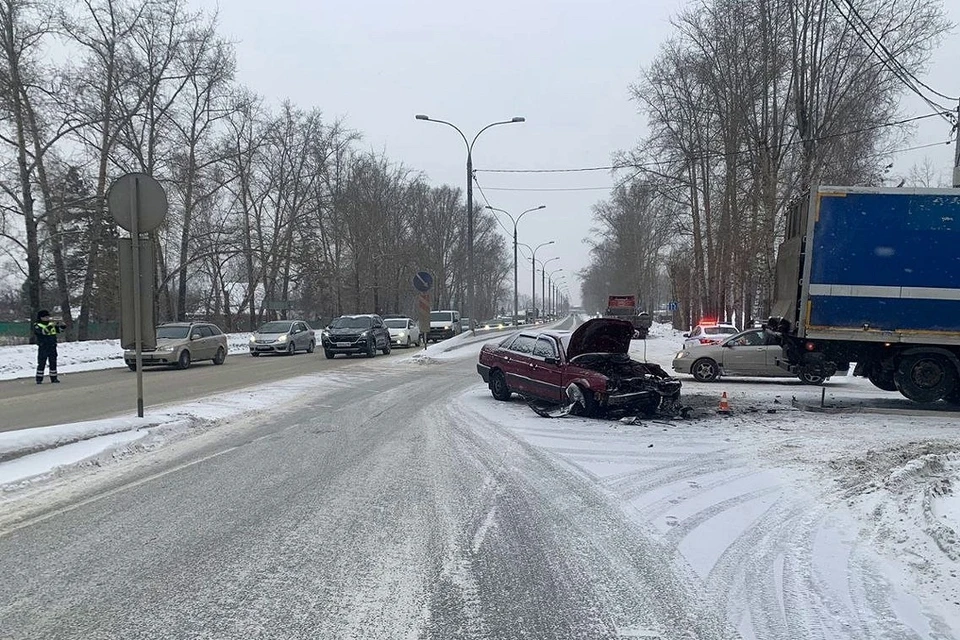 В Новосибирске парень на «Фольксвагене» на большой скорости влетел в фуру. Фото: Госавтоинспекция Новосибирской области