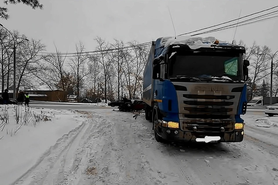 Появилось видео ДТП с «Фольксвагеном», который влетел в фуру в Новосибирске. Фото: Госавтоинспекция Новосибирской области