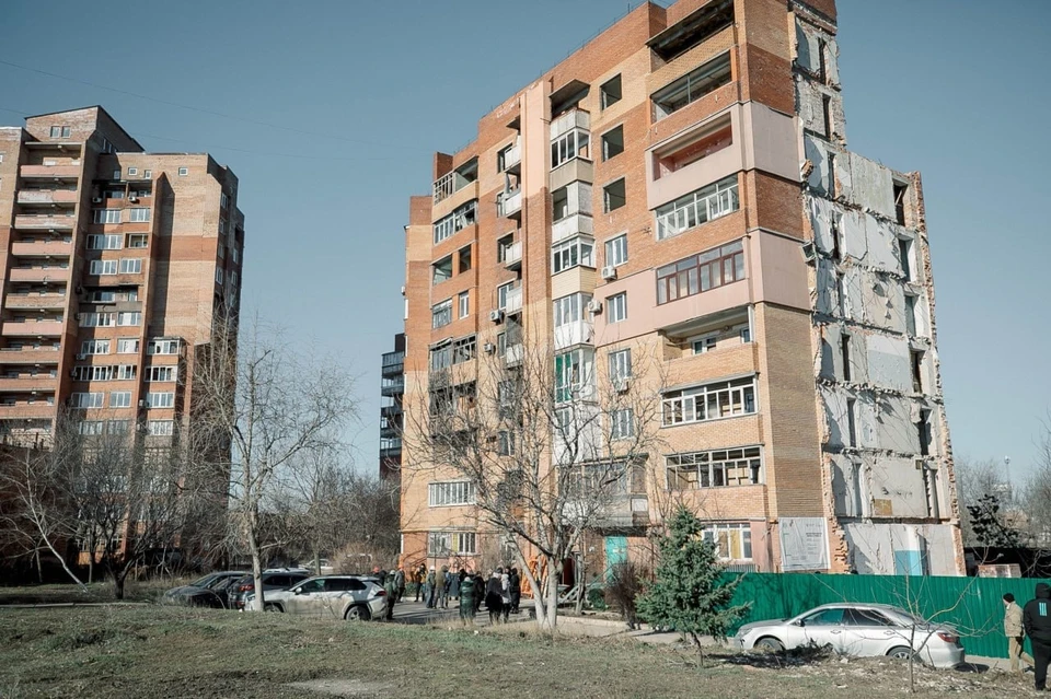 Ряд многоэтажных домов города получил серьезные повреждения в ходе боевых действий. Фото (архив): ТГ/Моргун