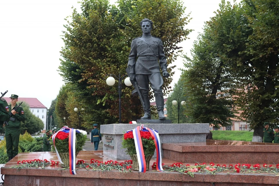 Этот памятник Гусеву установили в центре города в мае 2010 года.