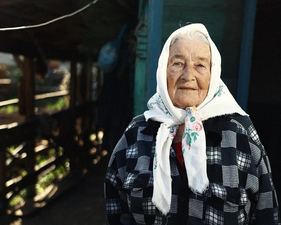 Бабушка Нюра не может поверить, что люди сделали ей практически новый дом. Фото Дениса Насаева