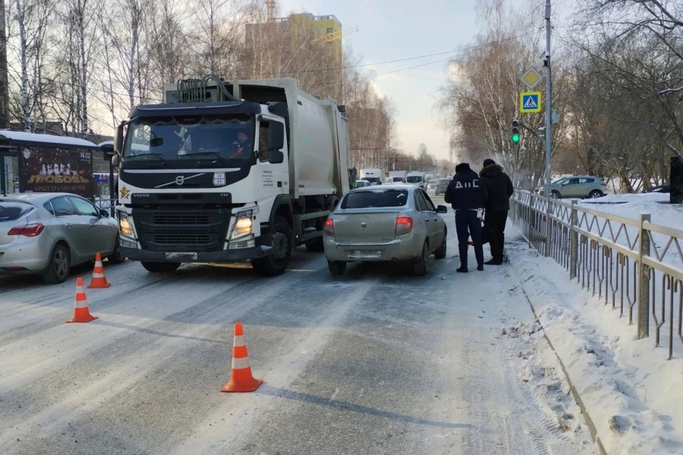 Девушку сбила фура, а затем ее отбросило на Lada Granta. Фото: отделение пропаганды ГИБДД по Екатеринбургу