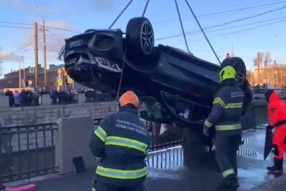 Автоэксперт Дмитрий Попов разобрал аварию на Обводном, после которой утонула иномарка с матерью и дочкой. Фото: МЧС России