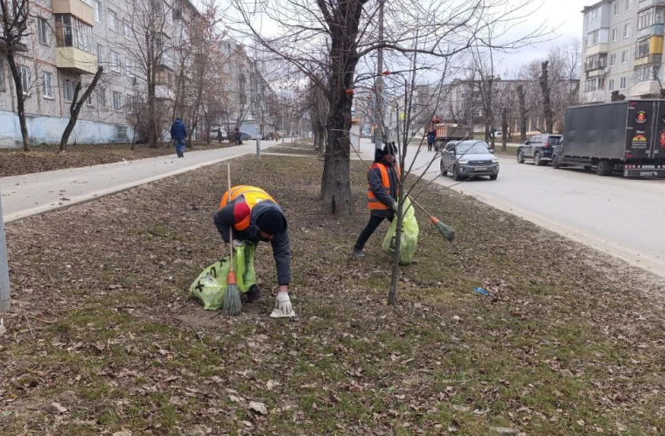 Тульские коммунальщики продолжают убирать город от мусора