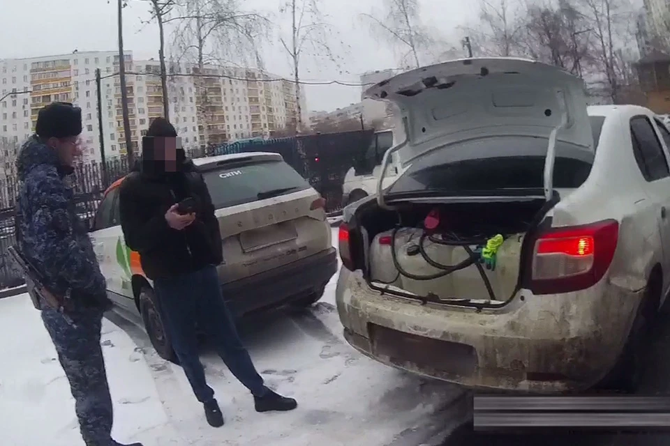 В Москве поймали с поличным сливавшего из каршерингового авто бензин мужчину