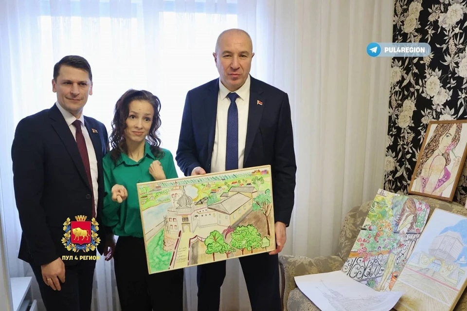 Художница-инвалид получил подарок от президента Беларуси. Фото: телеграм-канал «Пул 4 Регион».