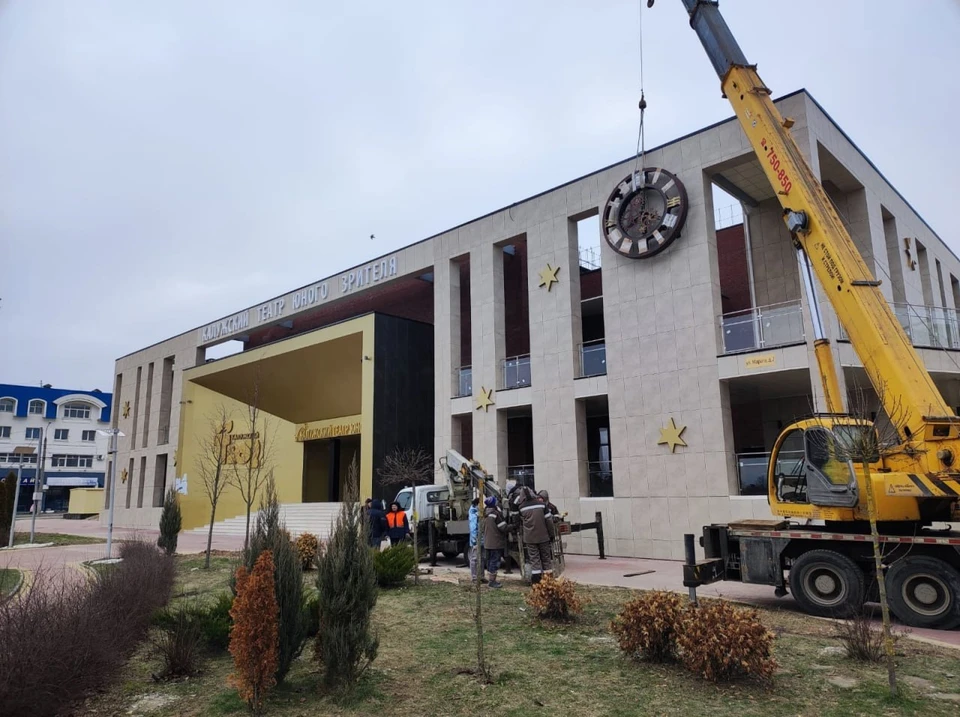 На здании ТЮЗа установили часы