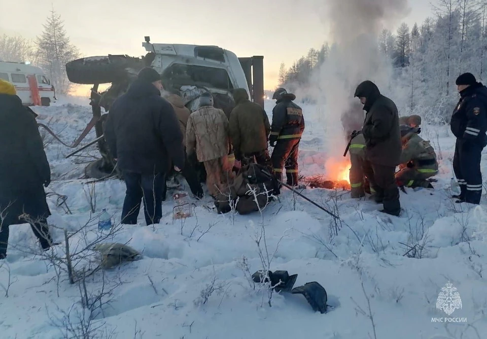 Сотрудники МЧС спасали пострадавшего в ДТП в Магаданской области костром Фото: ГУ МЧС России по Магаданской области