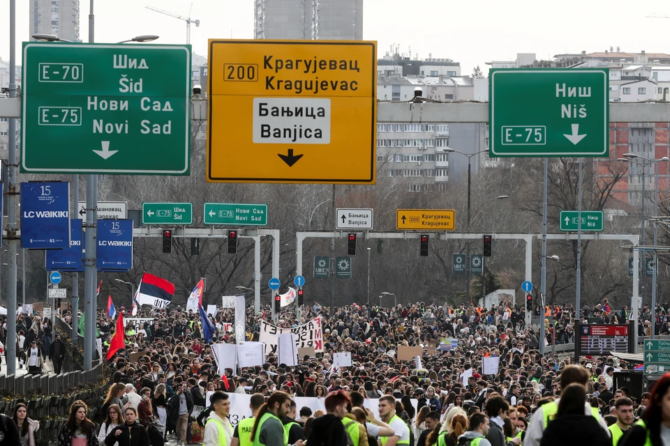 В Сербии протестующие заблокировали крупнейшую дорожную развязку Белграда