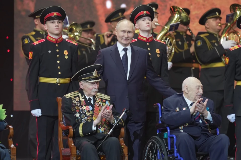 Семь ветеранов из Петербурга первыми получили медаль в честь 80-летия Победы. Фото: Александр Бельский / t.me/a_belsky