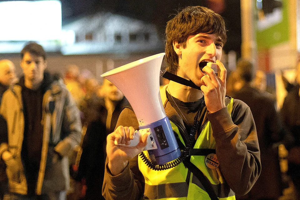 Организатор уличного протеста во время митинга в Белграде.