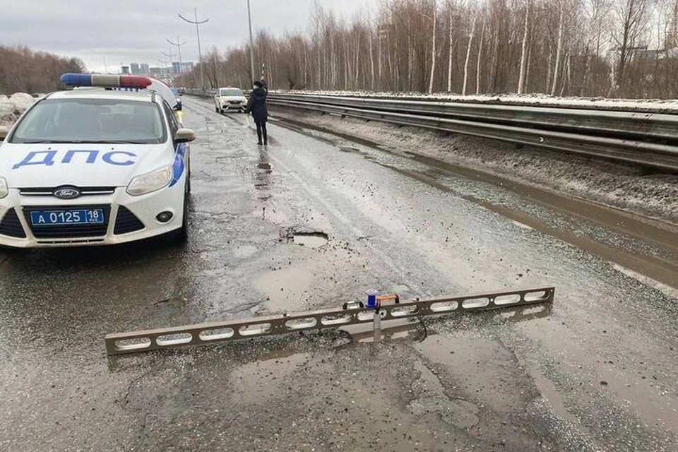 Зафиксировали крупные просадки и выбоины. Фото: пресс-служба Госавтоинспекции Удмуртии