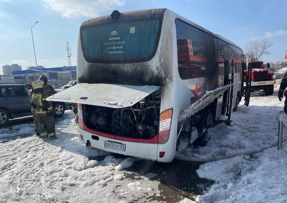 Спасатели потушили автобус. Фото: МЧС Приморского края