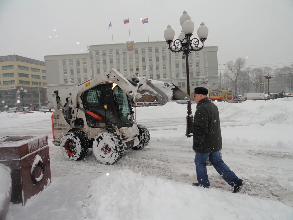 Раньше площадь убирала техника.