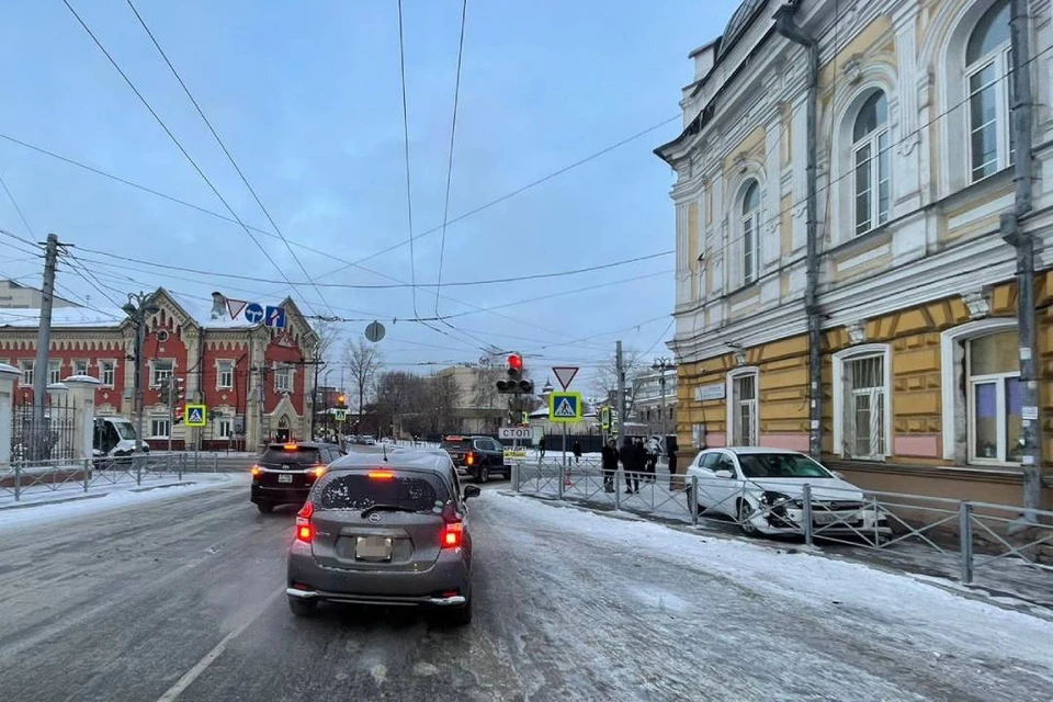 Легковушка сбила мужчину и женщину в центре Иркутска.