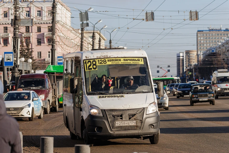 На 128 маршруте начали принимать карты.