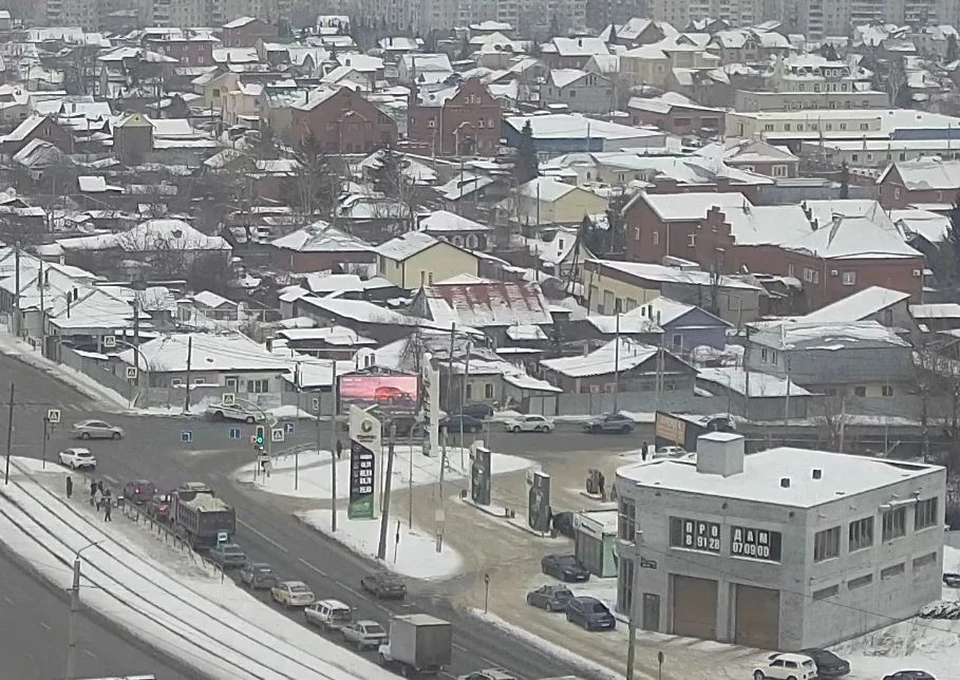 Полицейскую машину унесло в сугроб. Фото: камеры "Интерсвязи"