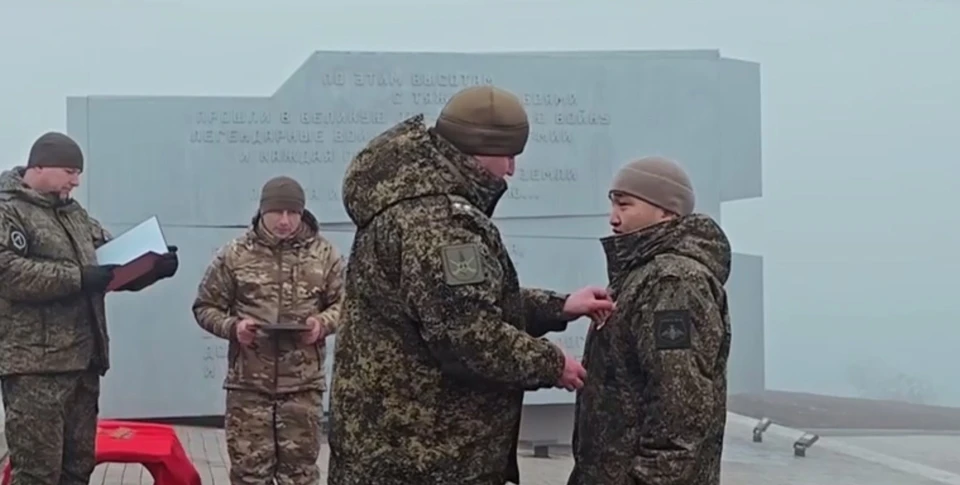 Военнослужащим вручили награды. Фото: https://t.me/Fedorischev63