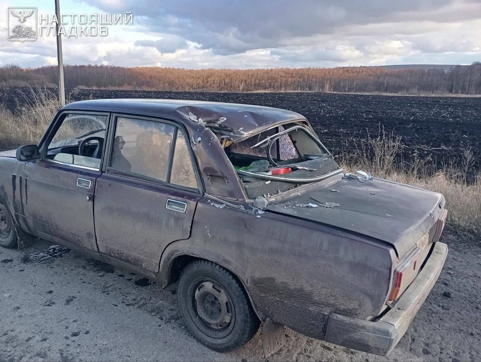 Еще один пострадавший и поврежденный транспорт после атак ВСУ в Белгородской области.