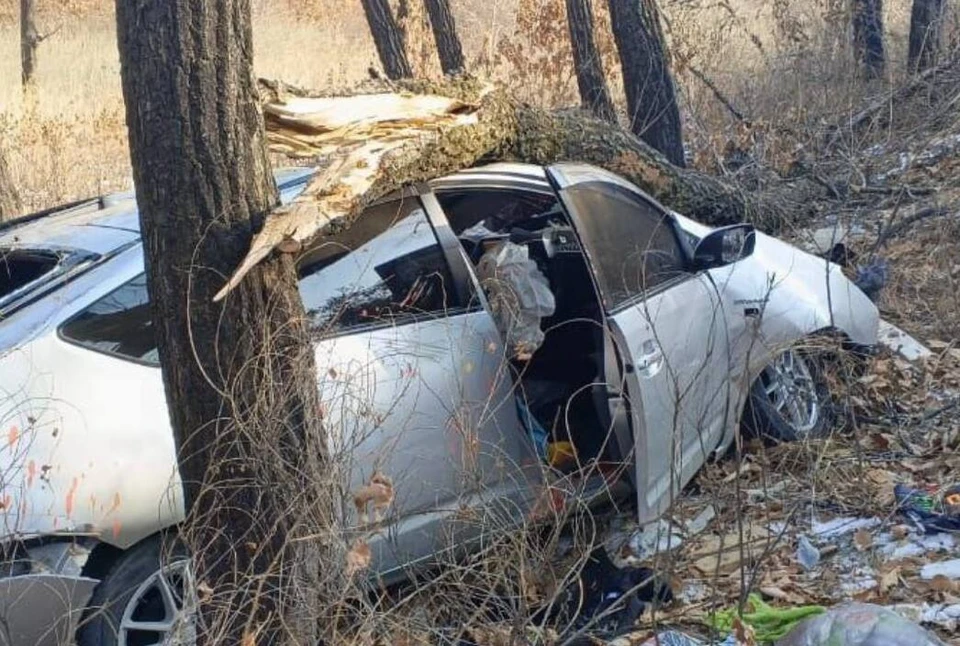 Машина получила серьезные повреждения в аварии. Фото: предоставлено пресс-службой УМВД по Приморскому краю.