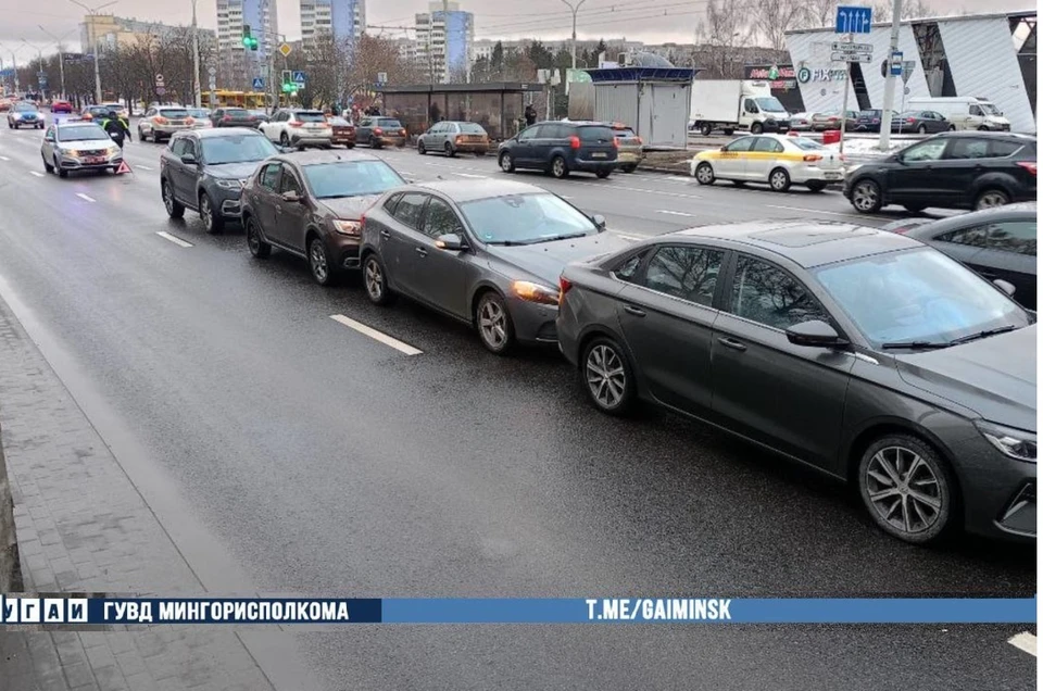 В Минске на Логойском тракте столкнулись четыре автомобиля. Фото: телеграм-канал УГАИ ГУВД Мингорисполкома