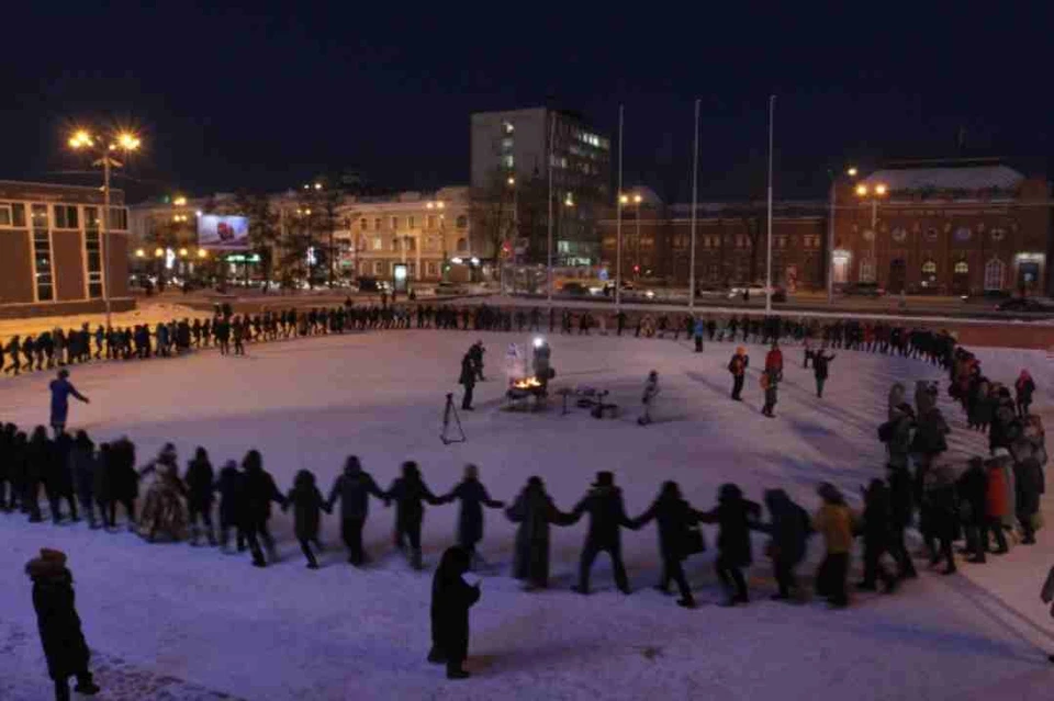 Жители и гости города станцуют ехор.