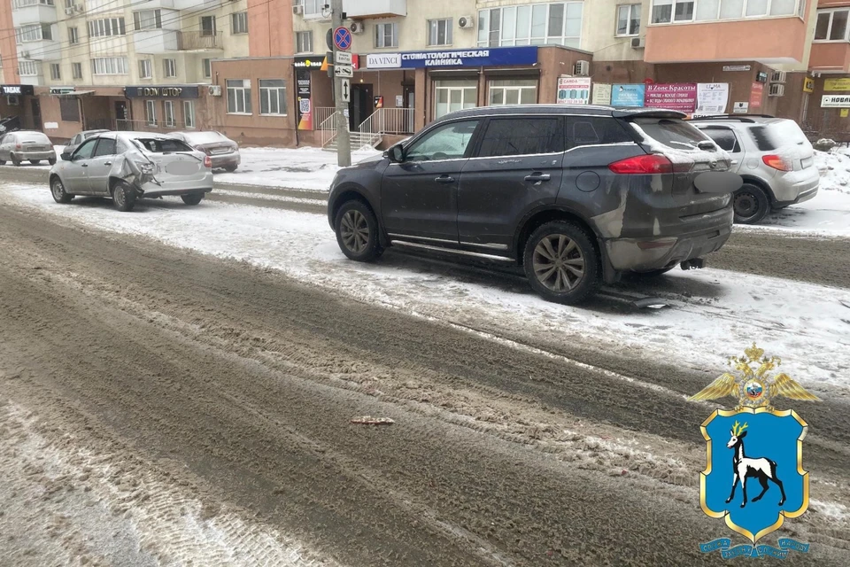 Медики осмотрели пострадавших на месте и оказали необходимую помощь