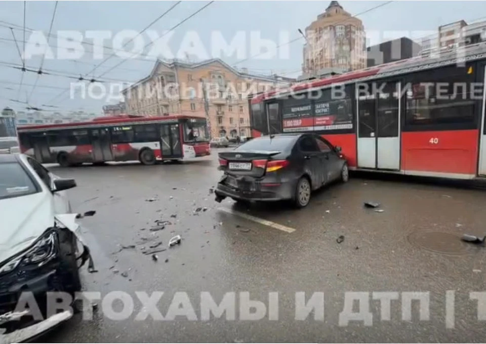 В Туле на Советской в жесткое ДТП попали две иномарки. Фото: "Тула Жесть".