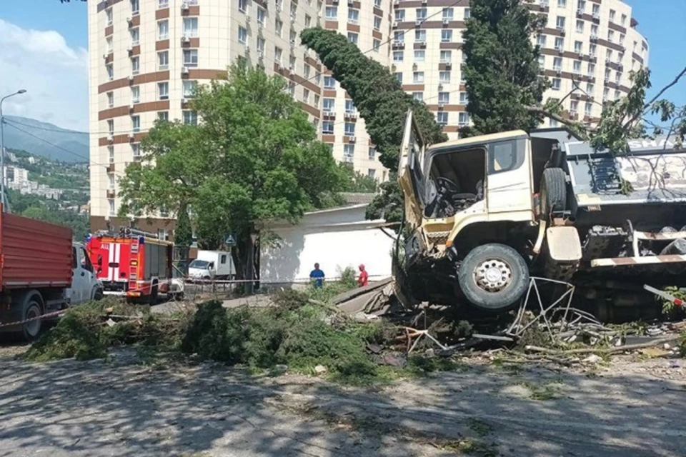 В мае 2023 года грузовик с отказавшими тормозами сбил подростка в Ялте и разрушил здание коммунальной фирмы в Ялте. Фото: Прокуратура РК