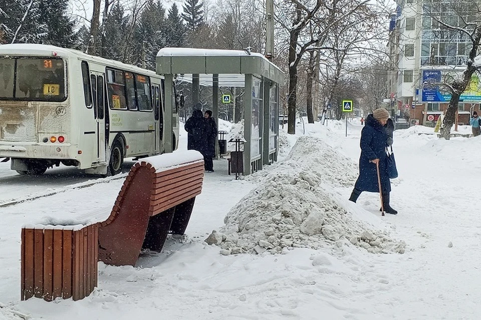 Кучи снега создают помехи пешеходам