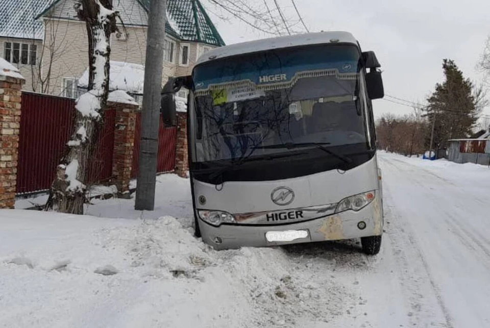 По словам очевидцев, водитель пытался разъехаться с большегрузом на узкой улице. Фото: пресс-служба прокуратуры Приморского края.