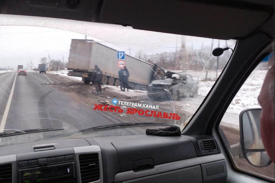 На трассе под Ярославлем столкнулись легковушка и фура. Фото: "Жесть Ярославль"