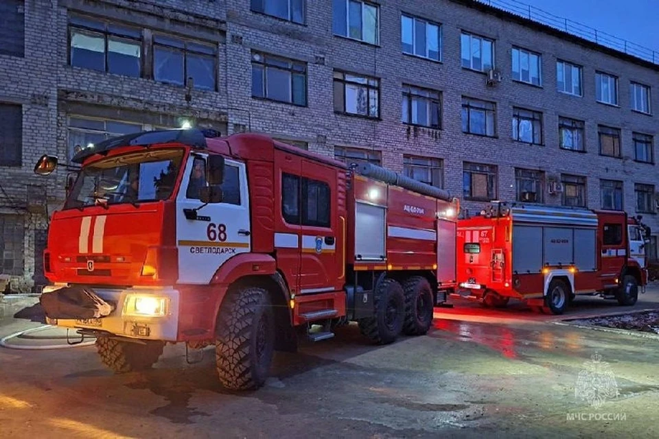 На месте происшествия работали 22 спасателя и пять пожарных машин. Фото: МЧС России по ДНР