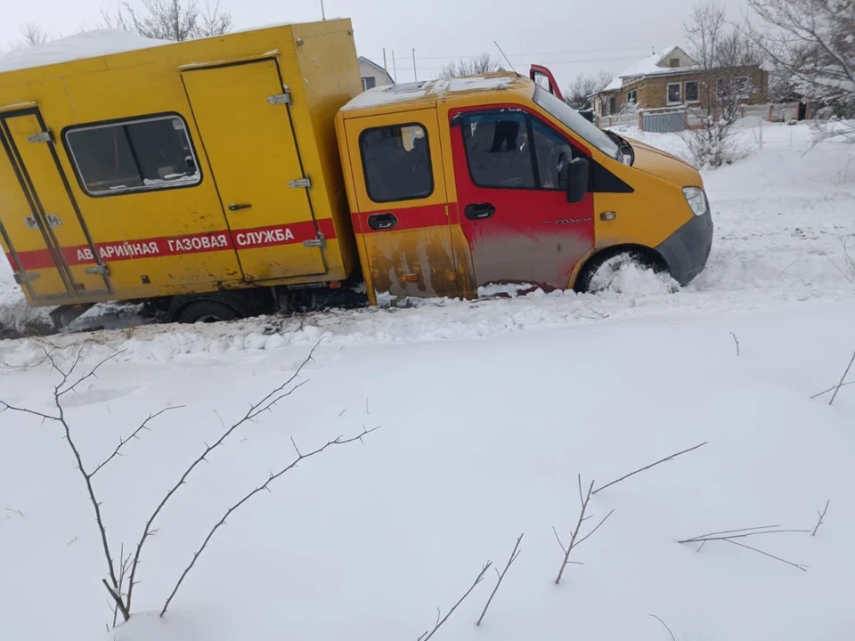 В Крыму спасатели помогают автомобилистам выбраться из снега. Фото: ГУ МЧС России по Республике Крым/Tg