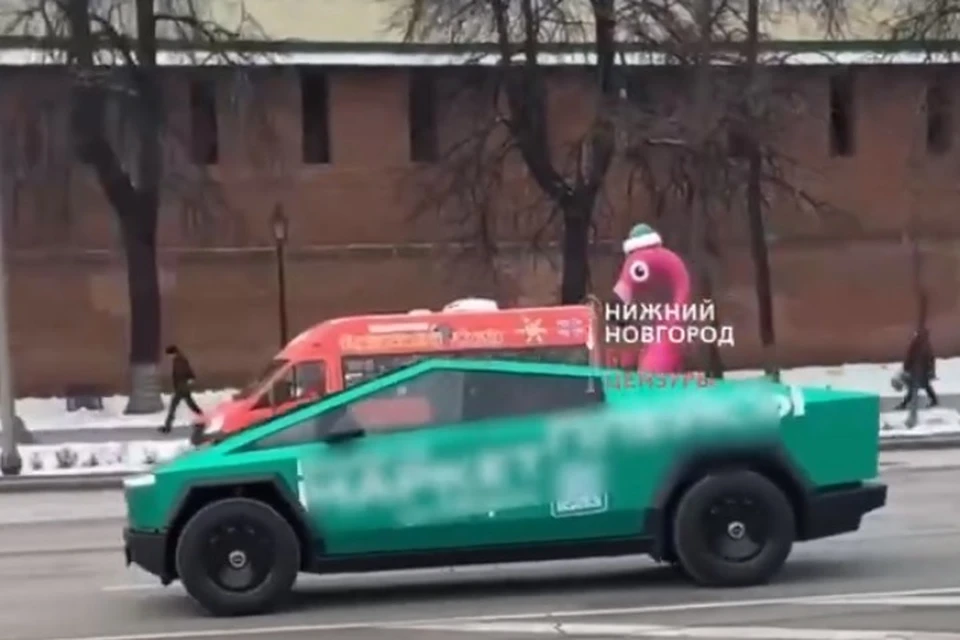 Электромобиль Tesla Cybertruck заметили у кремля в Нижнем Новгороде. Фото: скриншот из видео. Источник: «Нижний Новгород |БЕЗ ЦЕНЗУРЫ|».